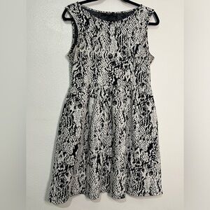 Apt. 9 sleeveless a-line dress, black & white abstract pattern. Sz L. Preowned.